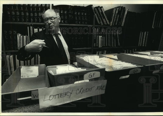 1992 Press Photo Milwaukee County Treasurer John Siefert & lottery tax forms - Historic Images