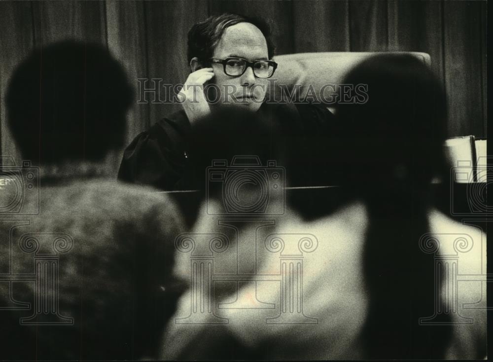 1979 Press Photo Milwaukee Municipal Court Judge John Siefert listens to a case - Historic Images