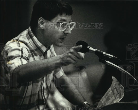1990 Press Photo James R. Siebers at hearing on Milwaukee Public Schools budget - Historic Images