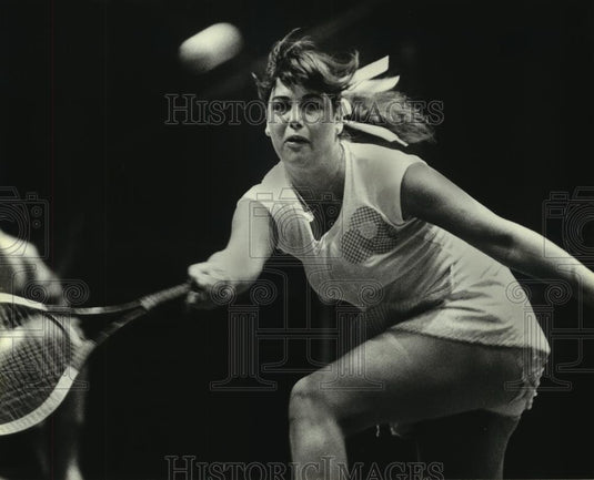 1981 Press Photo USC's Linda Siegel reaches for shot & wins women's title - Historic Images