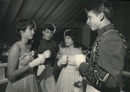 1985 Press Photo St. John's Military Academy Students enjoy refreshments - Historic Images