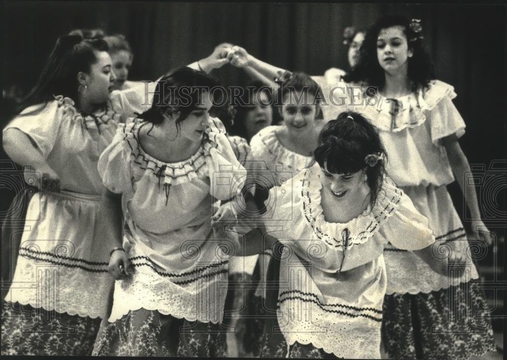 1992 Press Photo Italian dance for culture week at St. Joan Antida High School - Historic Images