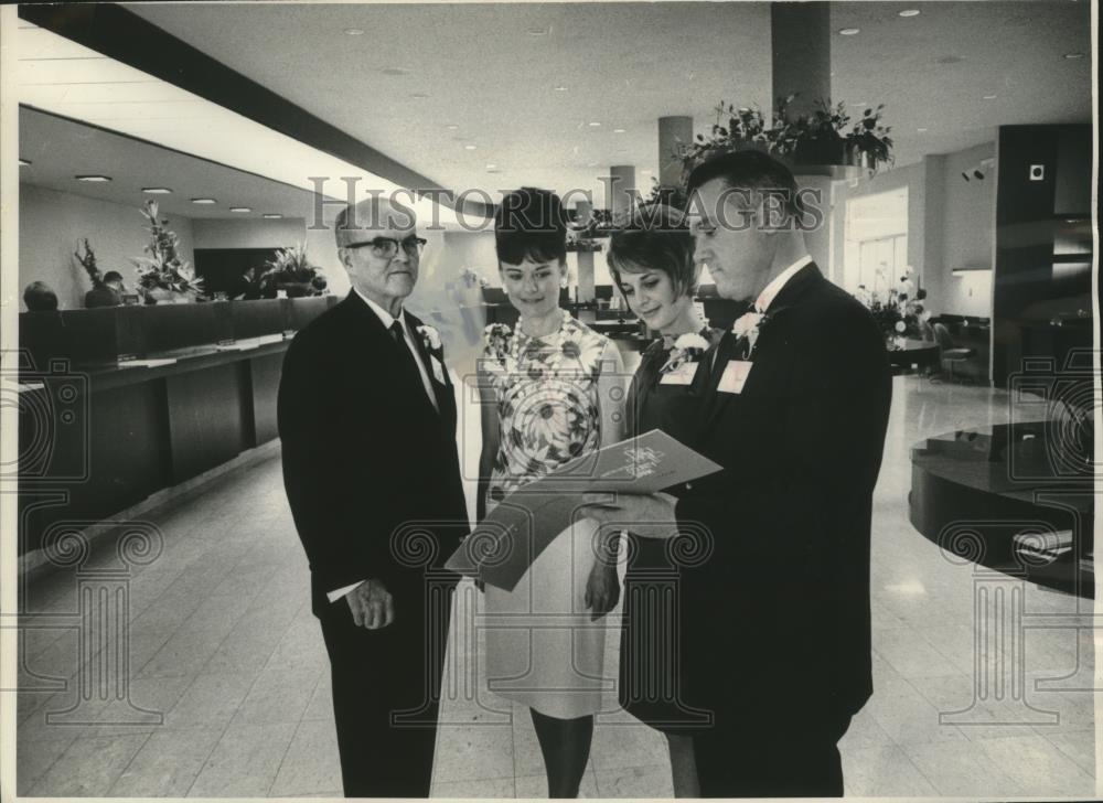 1985 Press Photo New Milwaukee County Bank shown to area bankers at open house - Historic Images