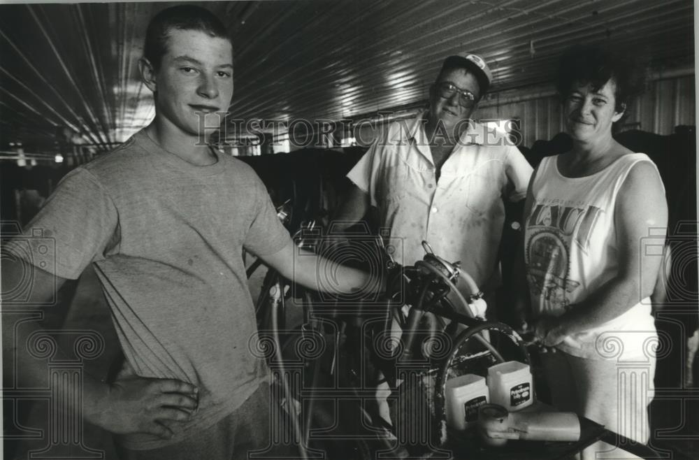 1993 Press Photo Tom Jiskra &amp; parents Tom and Charlotte on Rusk County farm - Historic Images