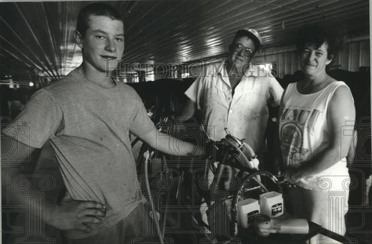 1993 Press Photo Tom Jiskra & parents Tom and Charlotte on Rusk County farm - Historic Images