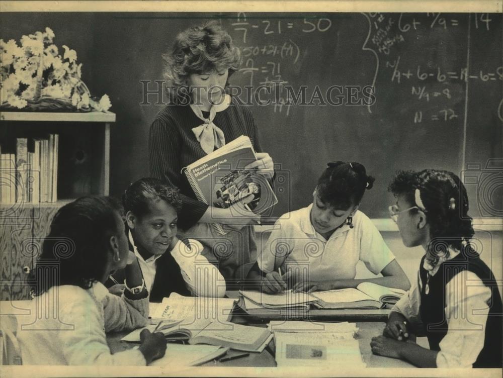 1985 Press Photo Margaret Boros Helps Students At St. Leo&#39;s School - mjb88052 - Historic Images