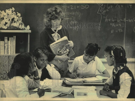 1985 Press Photo Margaret Boros Helps Students At St. Leo's School - mjb88052 - Historic Images