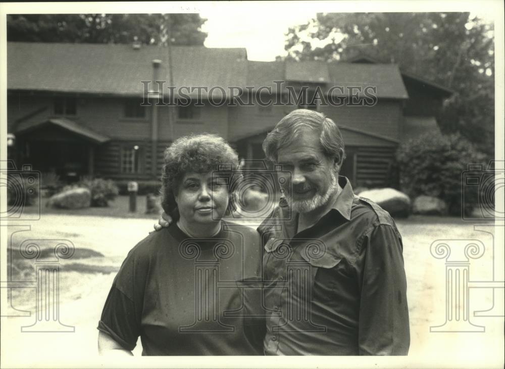 1991 Press Photo Joan And Joe Jesse Own Wolf Fiver Lodge In Langlade County - Historic Images