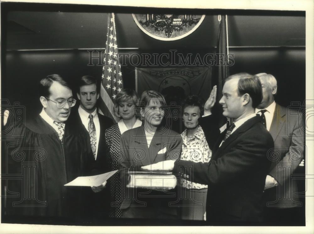 1992 Press Photo Rep. Scott Jensen sworn in, Mukwonago Village Hall, Wisconsin - Historic Images