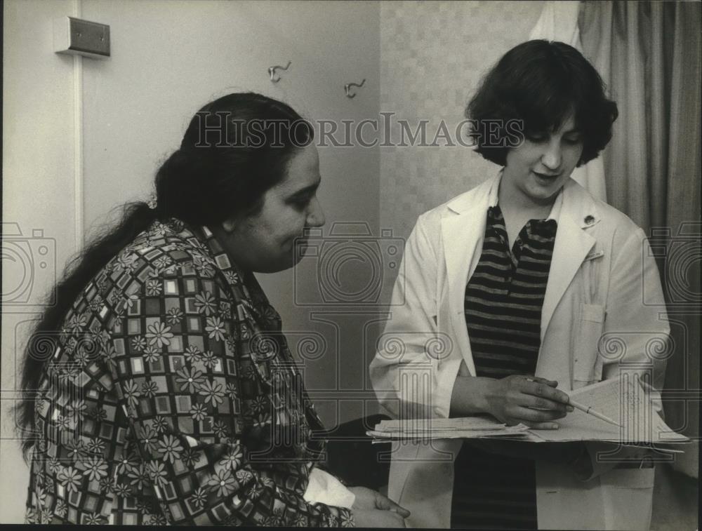 1981 Press Photo Mrs. Estefana Garcia and doctor at Milwaukee County Hospital - Historic Images