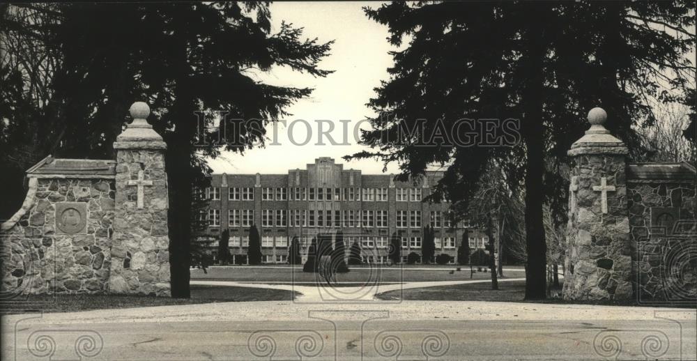 1988 Press Photo Entrance to grounds of former St. Nazianz, Wisconsin seminary - Historic Images