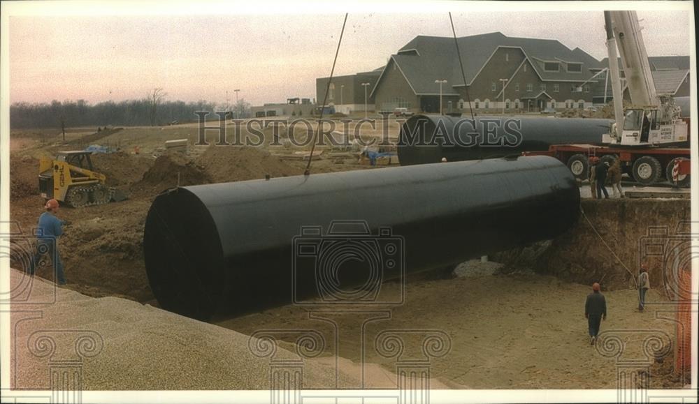 1993 Press Photo Workers lower a holding tank at new St. Mary&#39;s Hospital, Mequon - Historic Images