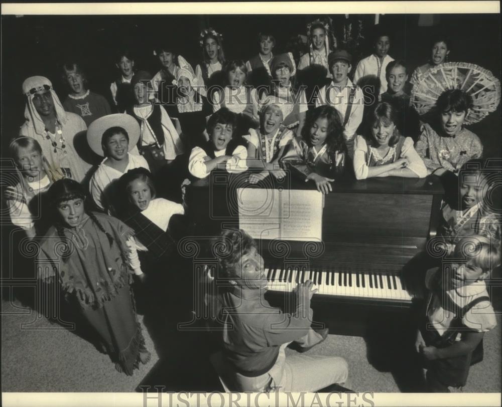 1985 Press Photo Jane Rhyner sits at piano with St. Mary&#39;s Sunshine Kids singing - Historic Images