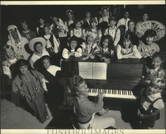 1985 Press Photo Jane Rhyner sits at piano with St. Mary's Sunshine Kids singing - Historic Images