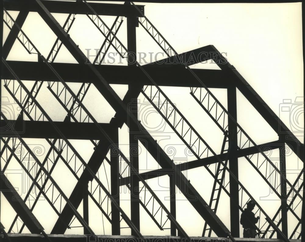 1993 Press Photo Construction worker at St. Mary&#39;s Hospital-Ozaukee in Mequon - Historic Images