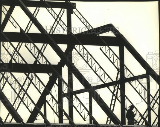 1993 Press Photo Construction worker at St. Mary's Hospital-Ozaukee in Mequon - Historic Images