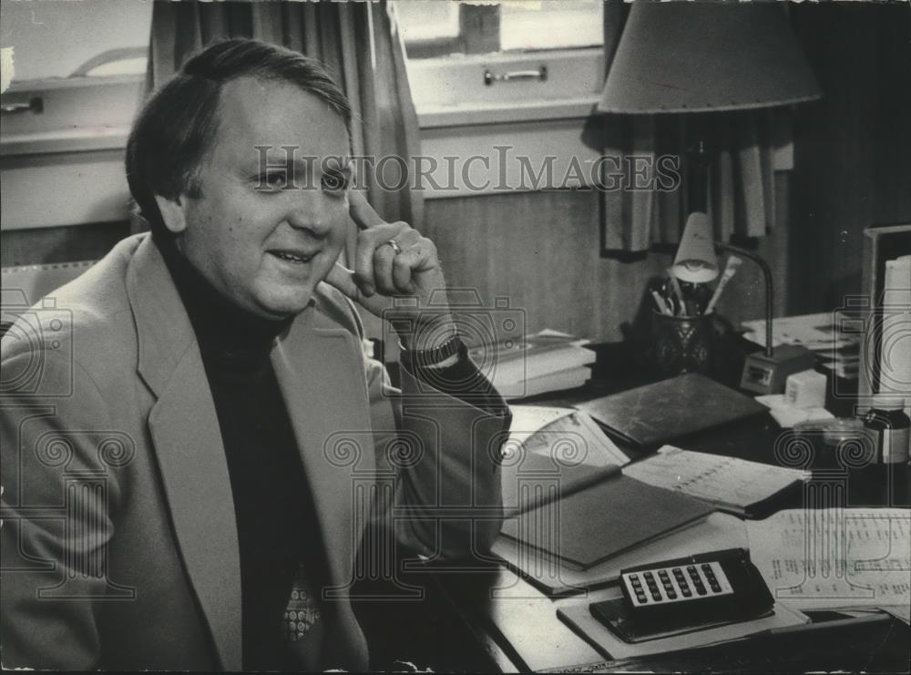 1979 Press Photo Unitarian minister Dale Robison in his office in Milwaukee. - Historic Images