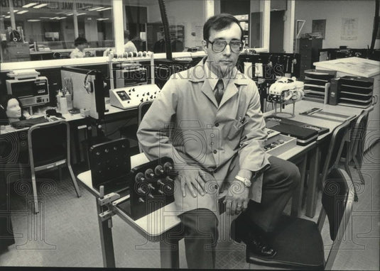 1984 Press Photo Director Herbert Rudd helps handicapped people find jobs - Historic Images