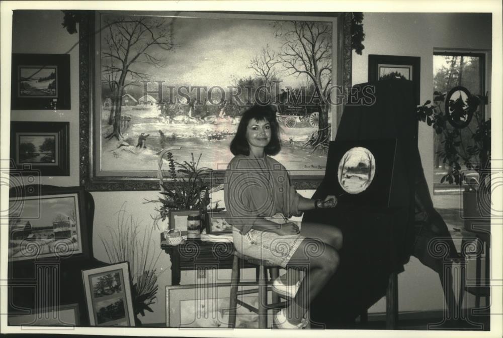 1990 Press Photo Artist Susan Sampson with some of her paintings - mjb88355 - Historic Images