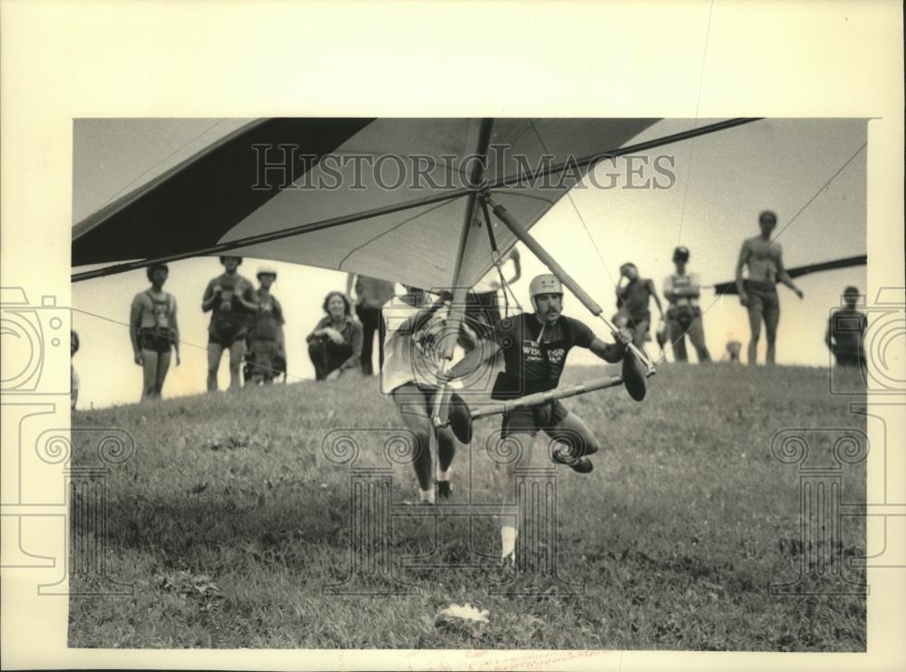 1986 Press Photo Roger Salick tries hang gliding. - mjb88395 - Historic Images