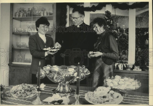 1984 Press Photo Barbara McDonough, Father Sampon and Dorothy Hasenberg - Historic Images