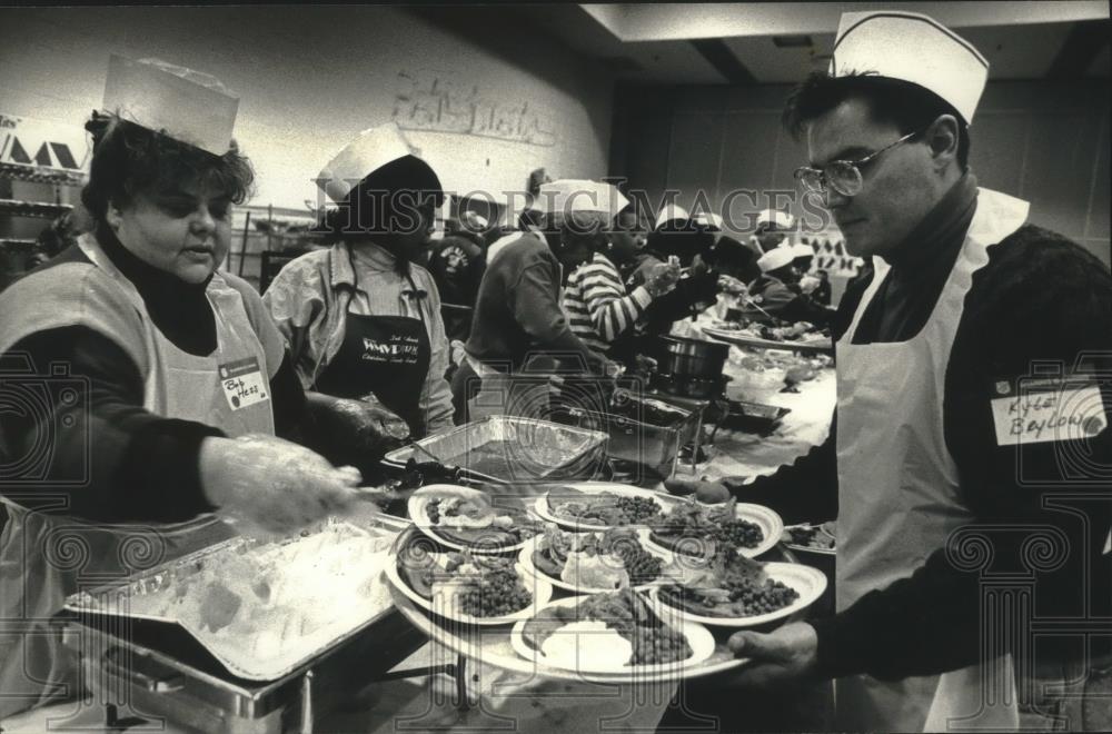 1992 Press Photo Salvation Army Volunteers Christmas Dinner MECCA&#39;s East Hall. - Historic Images