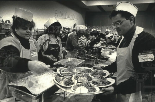 1992 Press Photo Salvation Army Volunteers Christmas Dinner MECCA's East Hall. - Historic Images