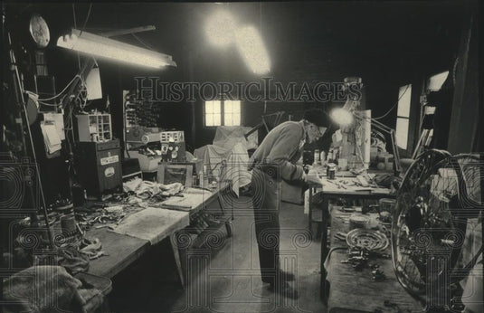 1987 Press Photo Salvation Army Milwaukee James Oaks rebuilds a bicycle - Historic Images