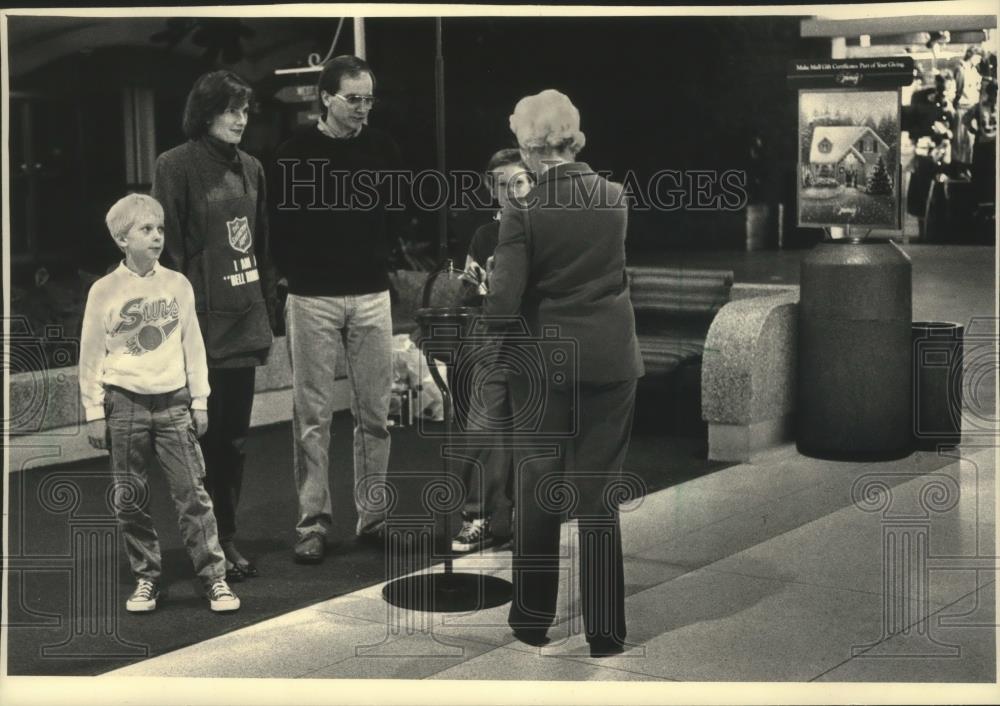 1987 Press Photo Waukesha Salvation Army Wisconsin, The Qualler Family Volunteer - Historic Images