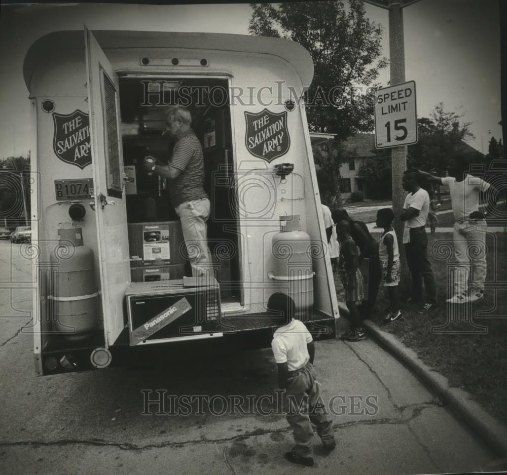 1991 Press Photo Salvation Army arrives at Parklawn Housing coplex, Milwaukee - Historic Images