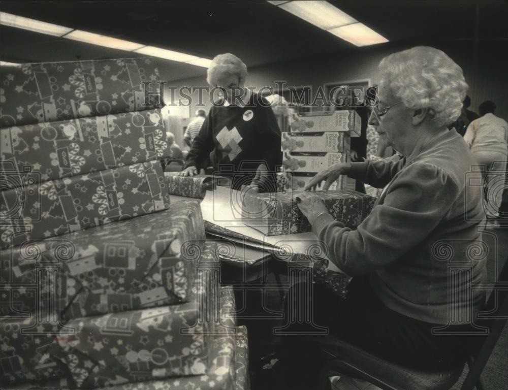 1991 Press Photo Marge Gosetti Helen Hubbes Salvation Army volunteers, Milwaukee - Historic Images