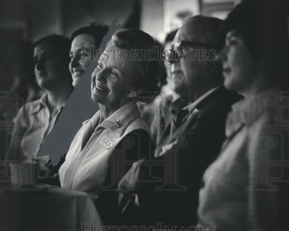 1986 Press Photo Businessman Avery Sherry and wife Betty, watch play, Mequon - Historic Images