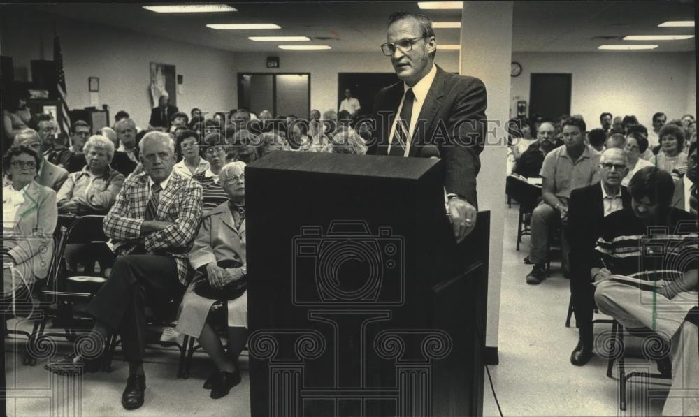 1987 Press Photo Mayor Wayne Saletine addresses concerns to committee, Muskego - Historic Images