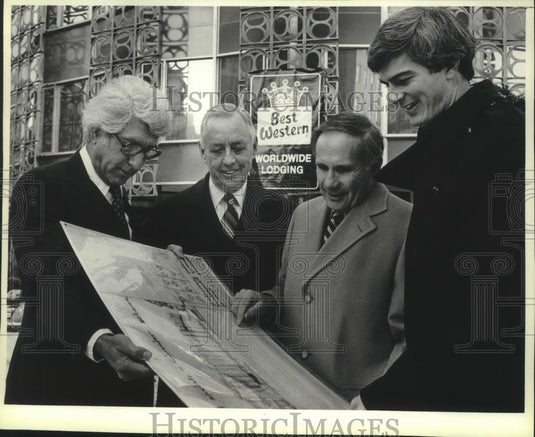1982 Press Photo Members looking at plans for Astor Hotel & Conference Center - Historic Images