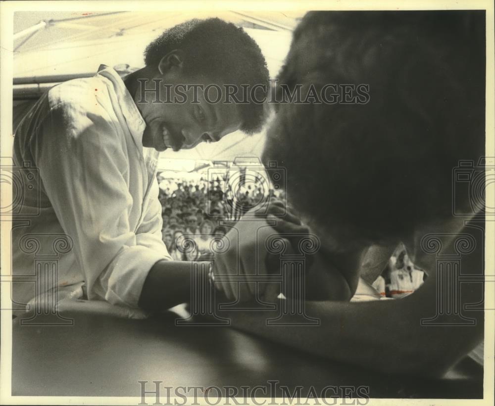 1992 Press Photo Reporter Lennox Samuels in wrist-wrestling match at State Fair - Historic Images