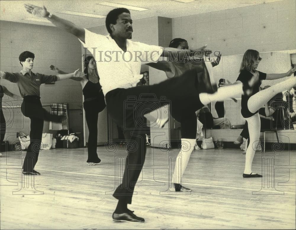 1979 Press Photo Reporter Lennox Samuels at Broadway Jazz Class - mjb88511 - Historic Images