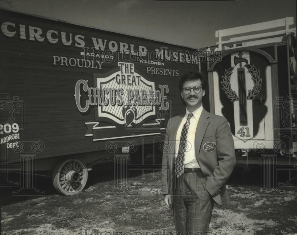 1989 Press Photo Dave SaLoutas, parade director of the Great Circus Parade - Historic Images