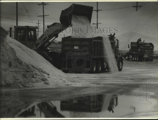 1993 Press Photo Truckers load salt in Milwaukee for Dodge County Roads - Historic Images