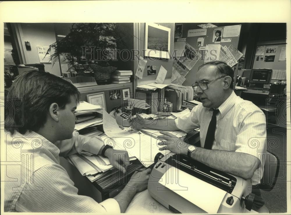 1987 Press Photo Milwaukee Journal reporter Paul Salsini at work - mjb88522 - Historic Images