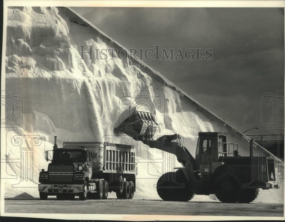 1989 Press Photo Trucks fill up with salt for roads at Jones Island in Milwaukee - Historic Images