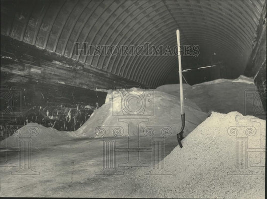 1985 Press Photo Inside a salt storage facility in Port Washington - mjb88540 - Historic Images