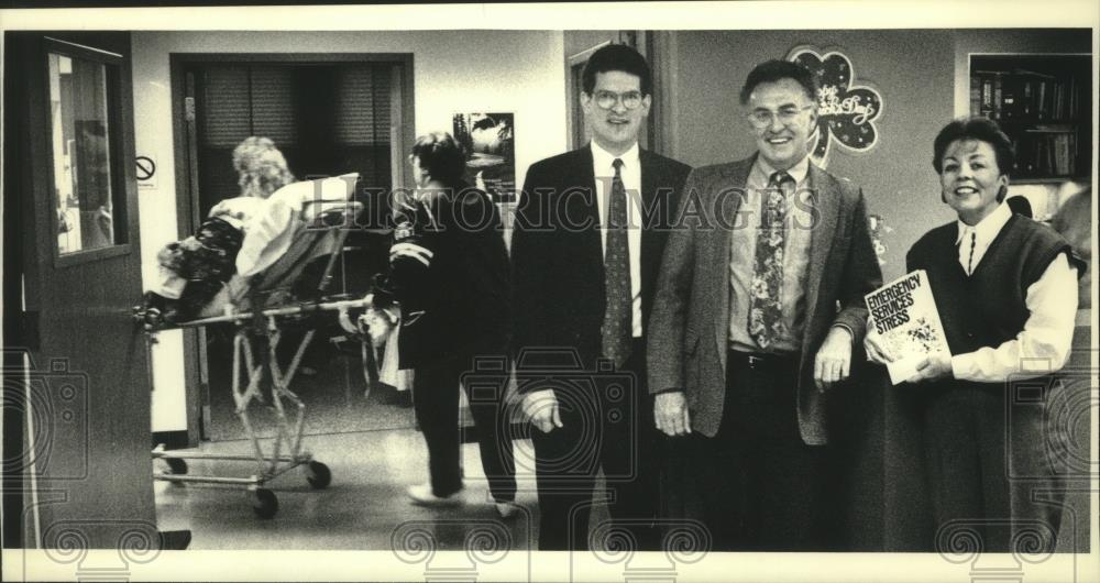 1992 Press Photo Ambulance crew behind counseling crew at St. Mary&#39;s Hospital - Historic Images