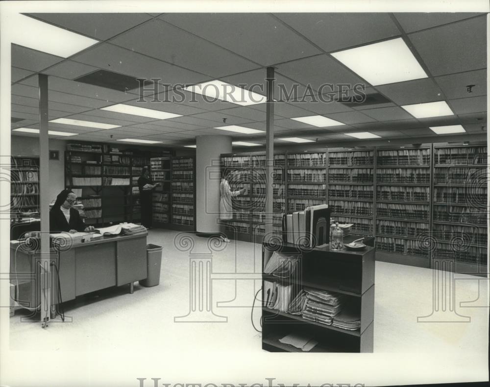 1976 Press Photo Records department of St. Mary&#39;s Medical Center in Milwaukee - Historic Images