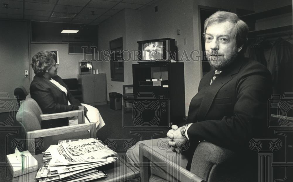 1989 Press Photo Physician Carl Olson with Mildred LeighGold at St. Mary&#39;s - Historic Images