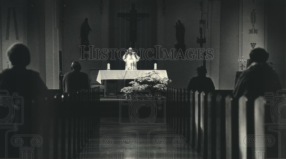 1988 Press Photo Father Michael Michalski leads mass at St. Rose of Lima Church - Historic Images