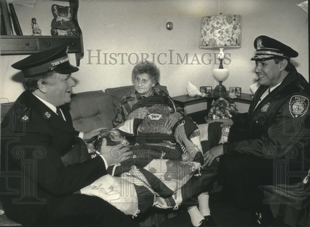 1992 Press Photo Salvation Army Colonel and Police Chief deliver blankets - Historic Images