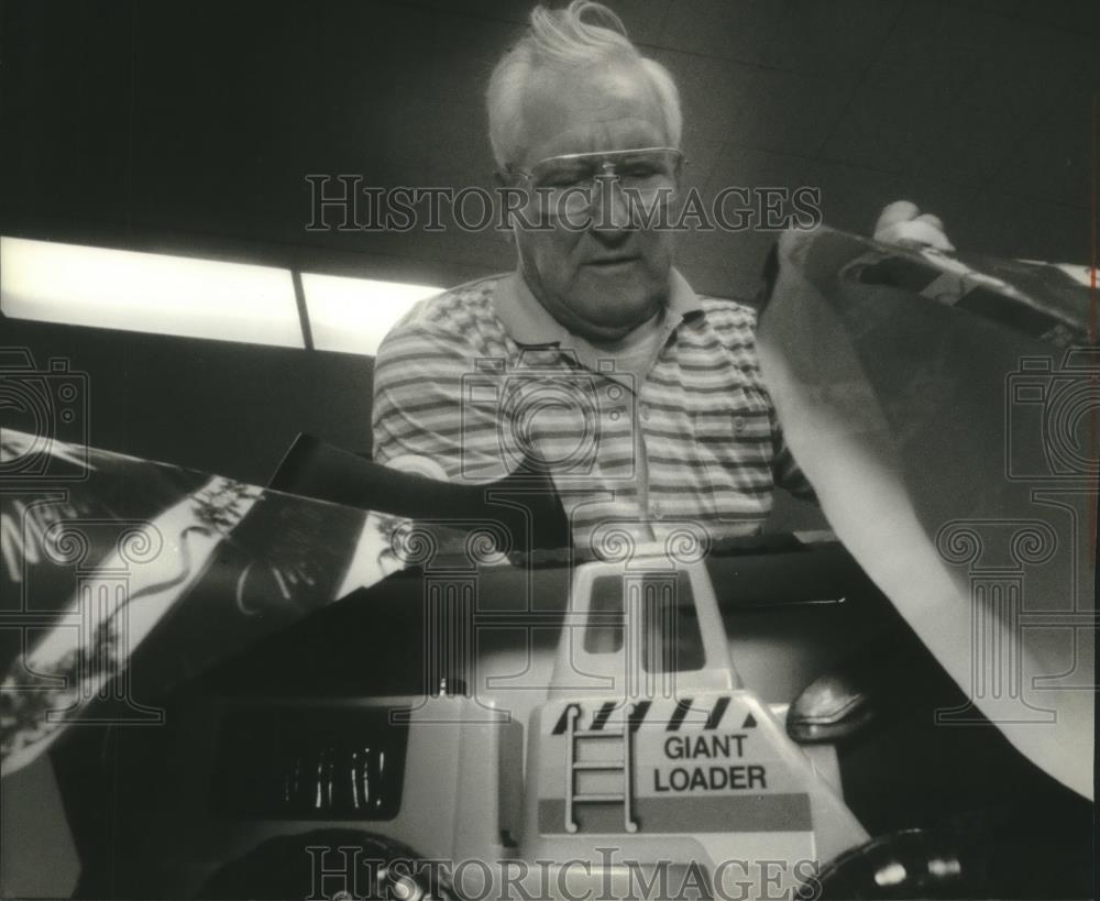 1993 Press Photo Howard Perschbacher wraps presents for Salvation Army Kids - Historic Images