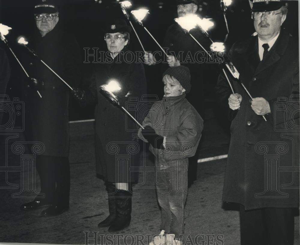 1992 Press Photo Salvation Army &quot;Tree of Lights&quot; campaign kicks off in Milwaukee - Historic Images