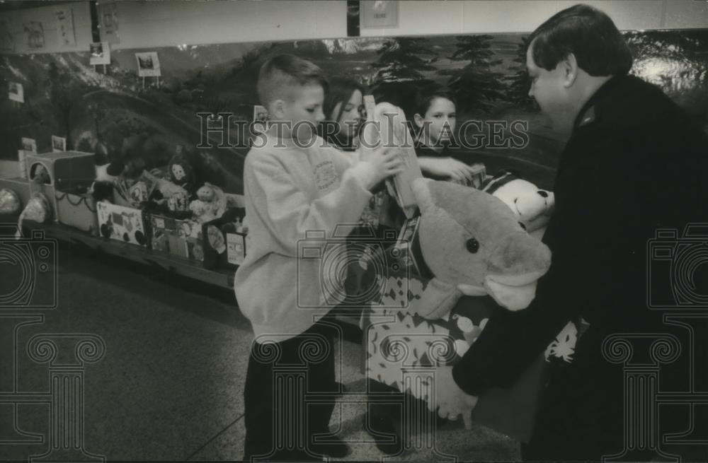 1994 Press Photo Children receive gifts from Salvation Army Lt. Michael Gates - Historic Images