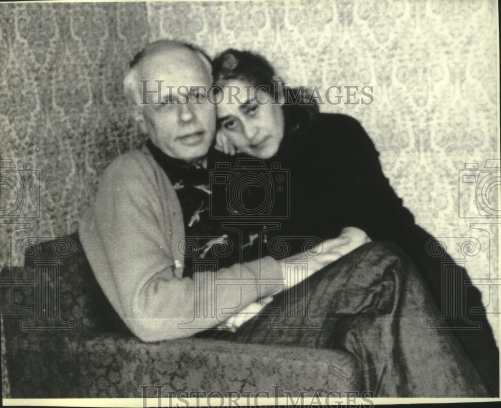1981 Press Photo Nobel Peace Prize Winner Andrei Sakharov &amp; wife, Gorky U.S.S.R. - Historic Images